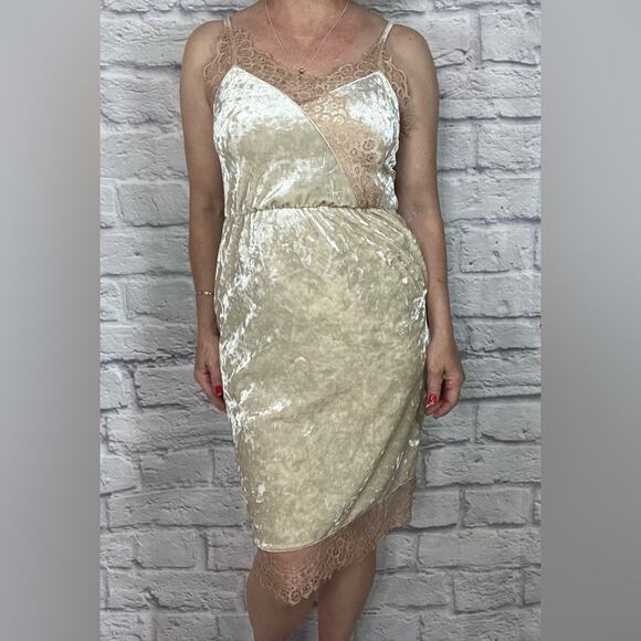 Madison & Berkeley Elegant Cream Lace Dress - Picture 1 of 8